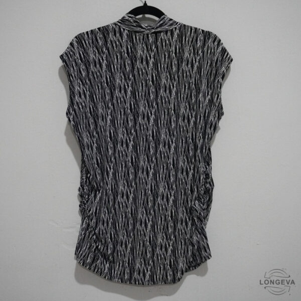 BLUSA VINCE CAMUTO 1X NEGRO MONOGRAMA - Imagen 2